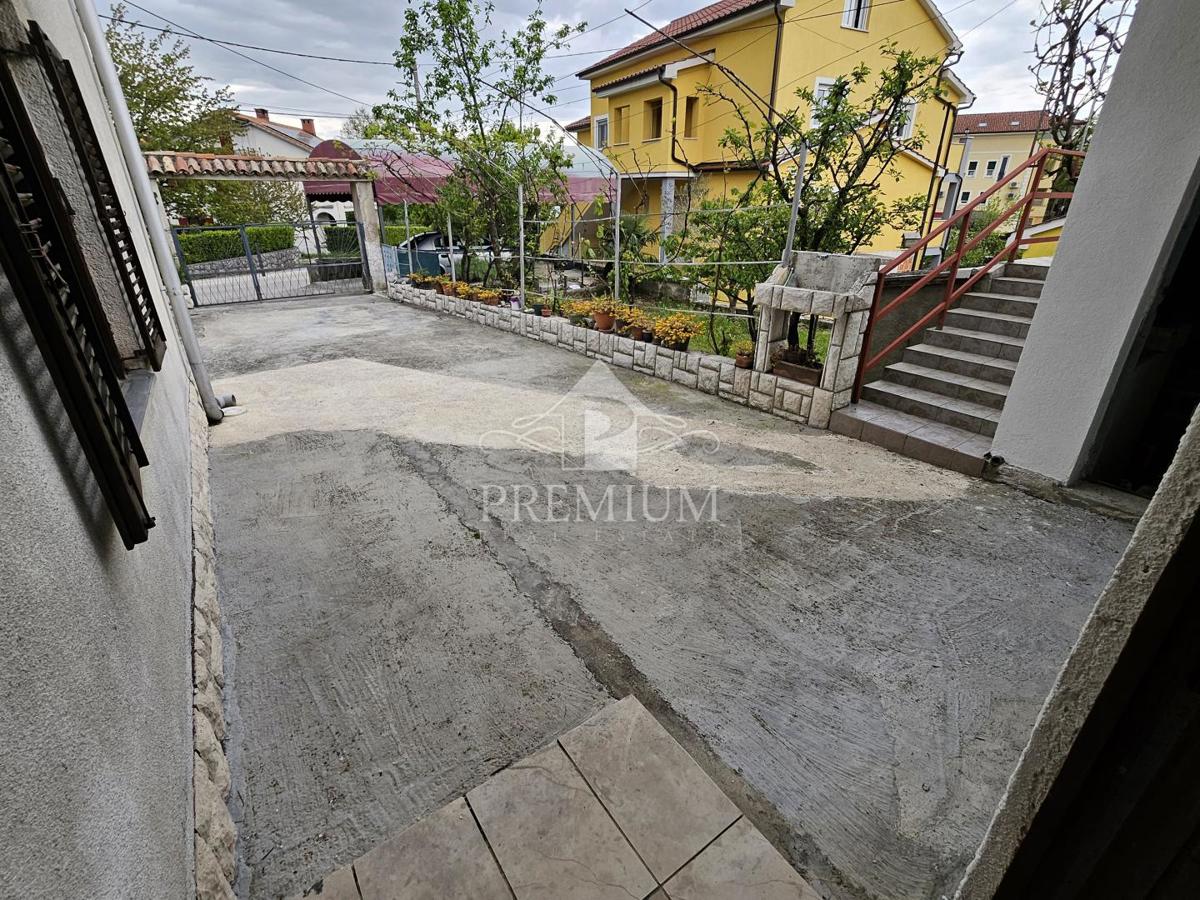 STANOVANJE Z GARAŽO IN VRTOM, MIRNA LOKACIJA