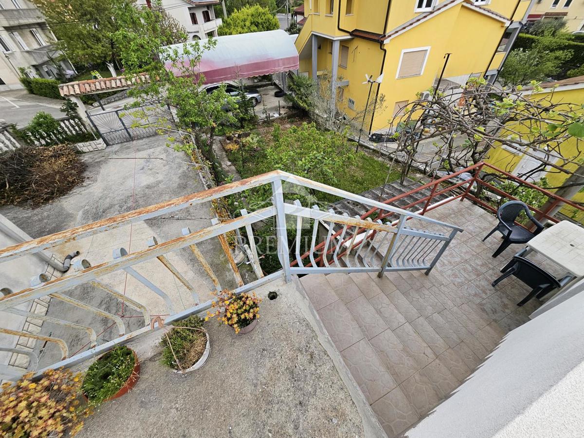 STANOVANJE Z GARAŽO IN VRTOM, MIRNA LOKACIJA