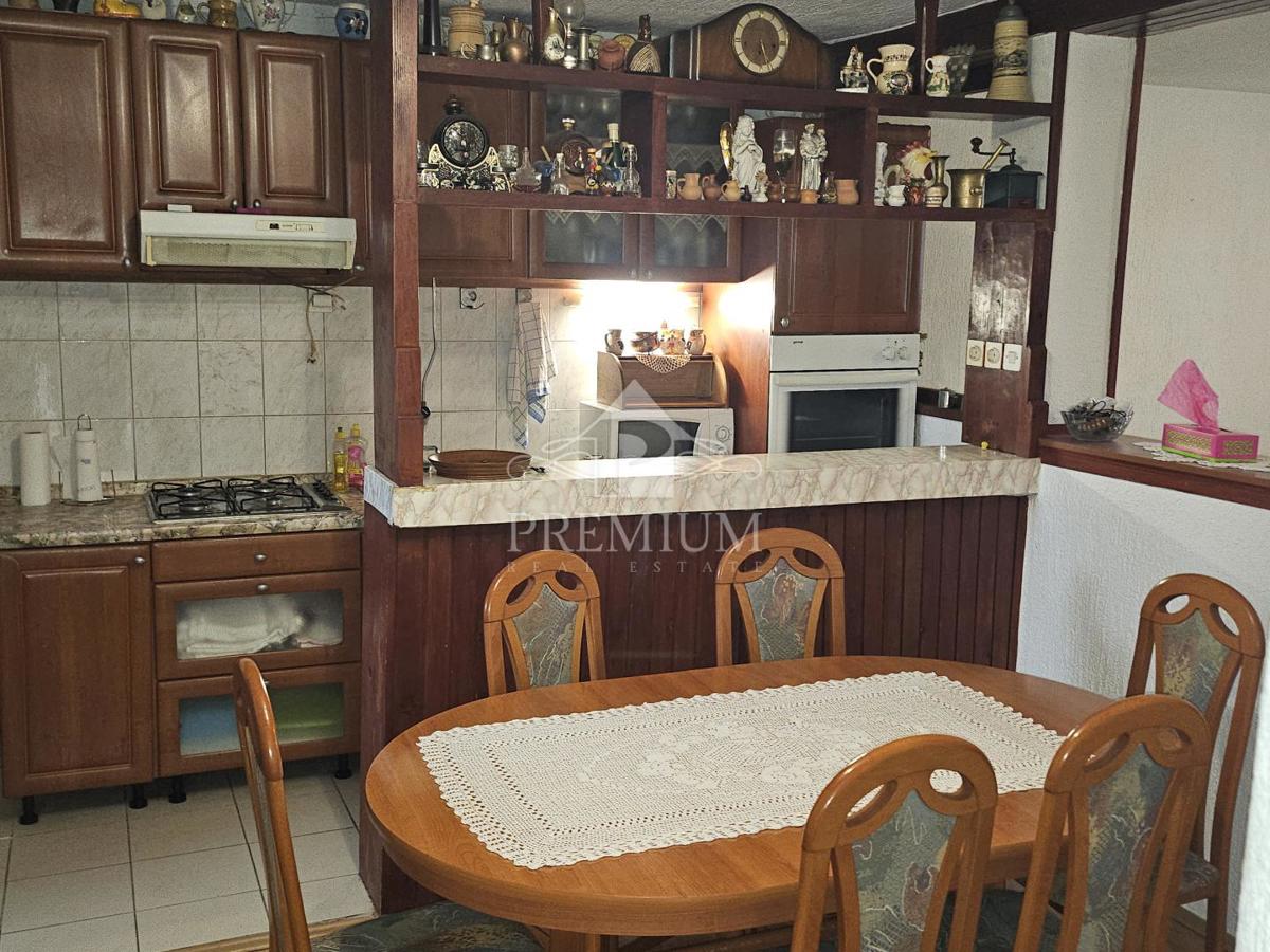 STANOVANJE Z GARAŽO IN VRTOM, MIRNA LOKACIJA