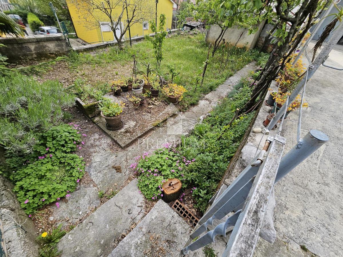 STANOVANJE Z GARAŽO IN VRTOM, MIRNA LOKACIJA