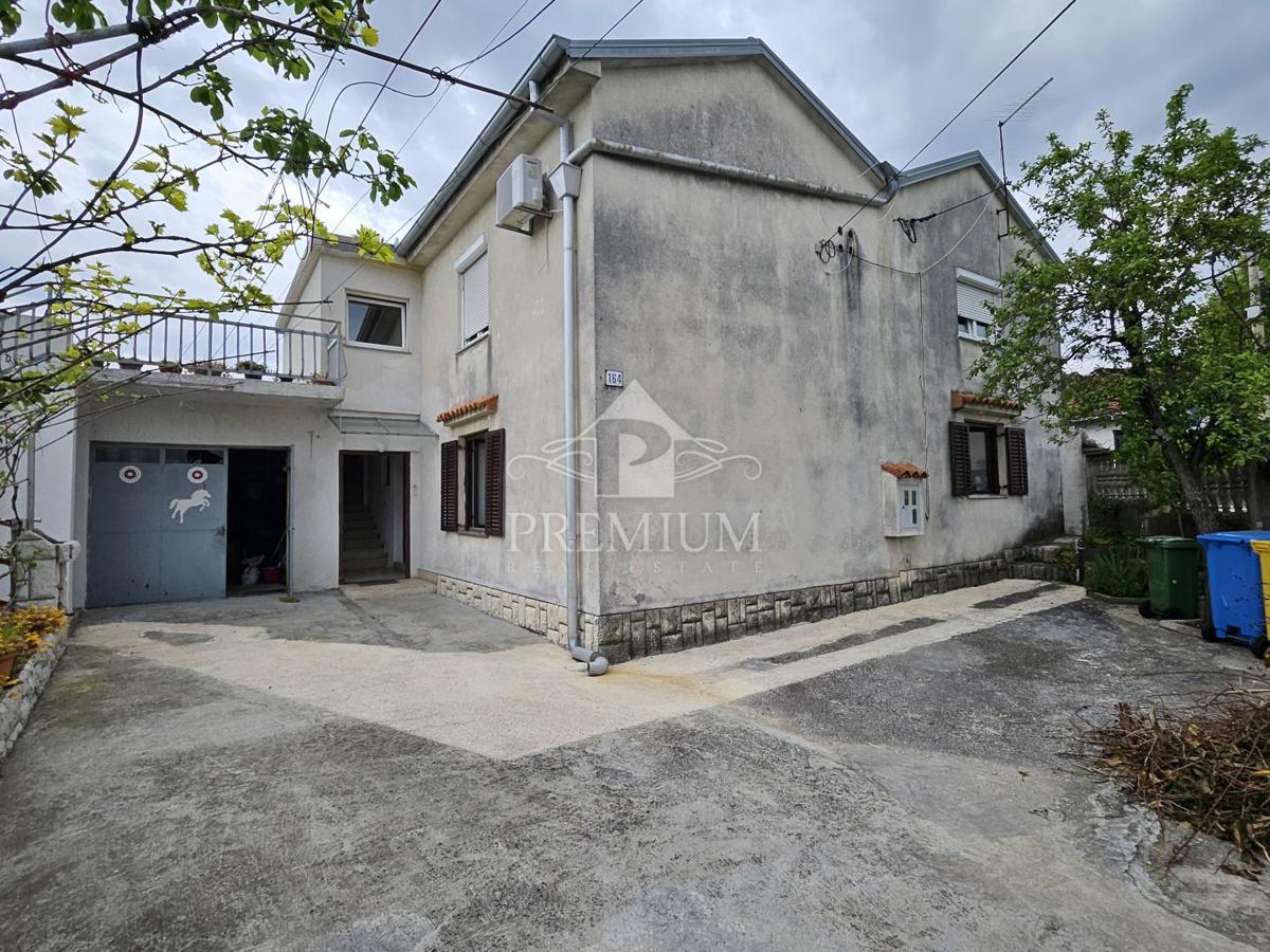 STANOVANJE Z GARAŽO IN VRTOM, MIRNA LOKACIJA