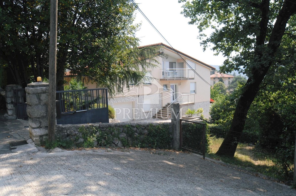 VILA BLIZU MORJA, 360 m2, BAZEN, PARKIRIŠČE, ODLIČNA POZICIJA!!!