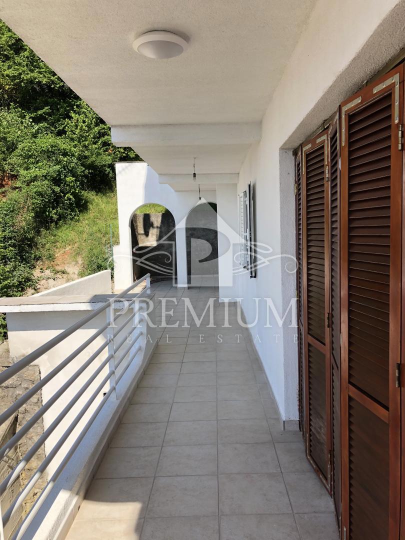 ATRAKTIVNO STANOVANJE 170,45 m2, NA ENKRATNI LOKACIJI,