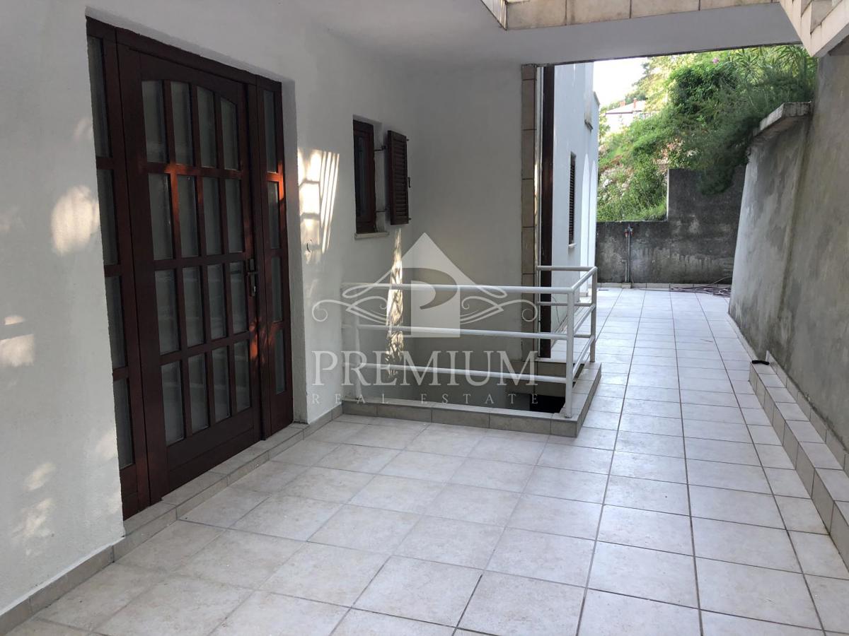 ATRAKTIVNO STANOVANJE 170,45 m2, NA ENKRATNI LOKACIJI,