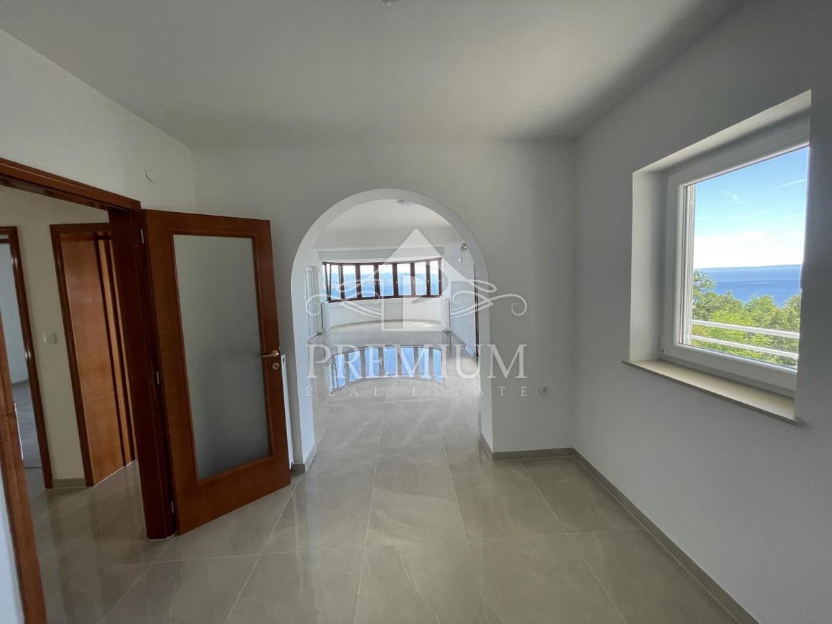 ATRAKTIVNO STANOVANJE 170,45 m2, NA ENKRATNI LOKACIJI,