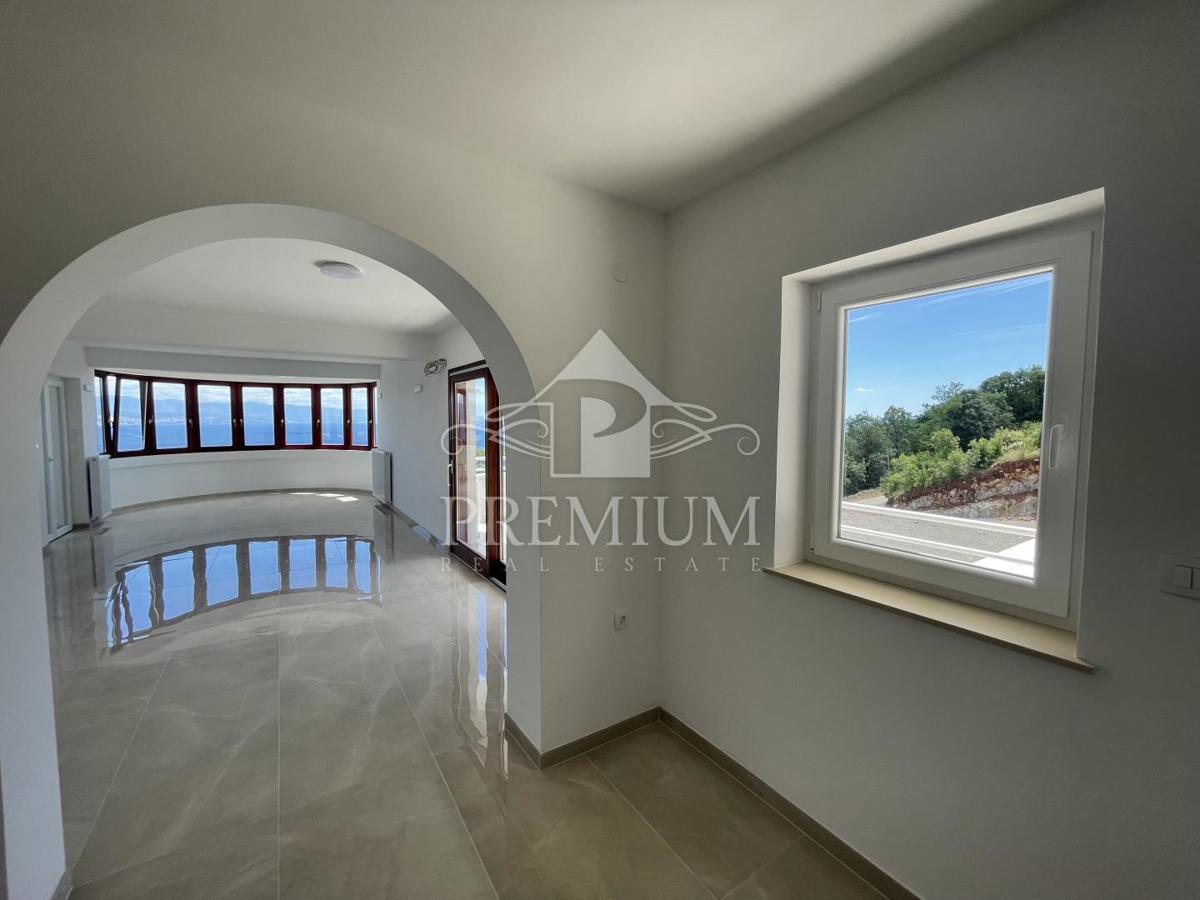 ATRAKTIVNO STANOVANJE 170,45 m2, NA ENKRATNI LOKACIJI,