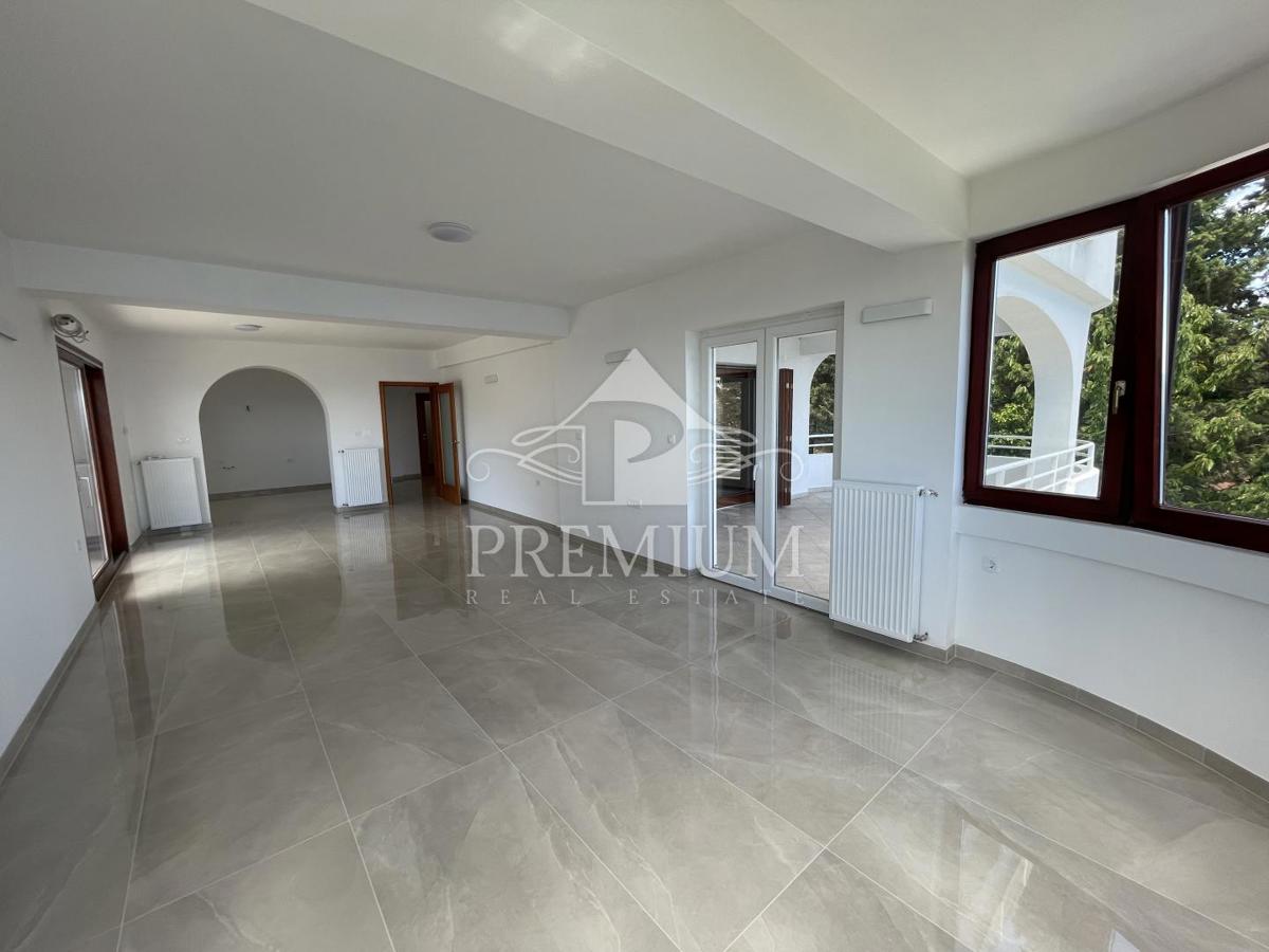 ATRAKTIVNO STANOVANJE 170,45 m2, NA ENKRATNI LOKACIJI,