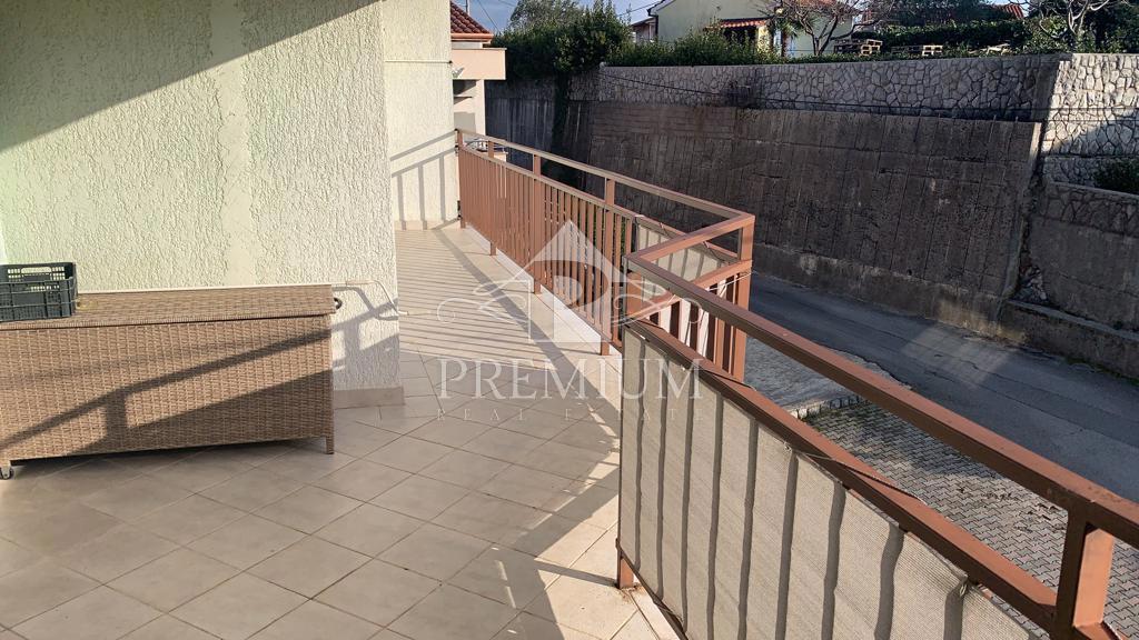 EKSKLUZIVNO DVONETAŽNO STANOVANJE, 4 SP+BA, PARKIRIŠČE, RAZGLED