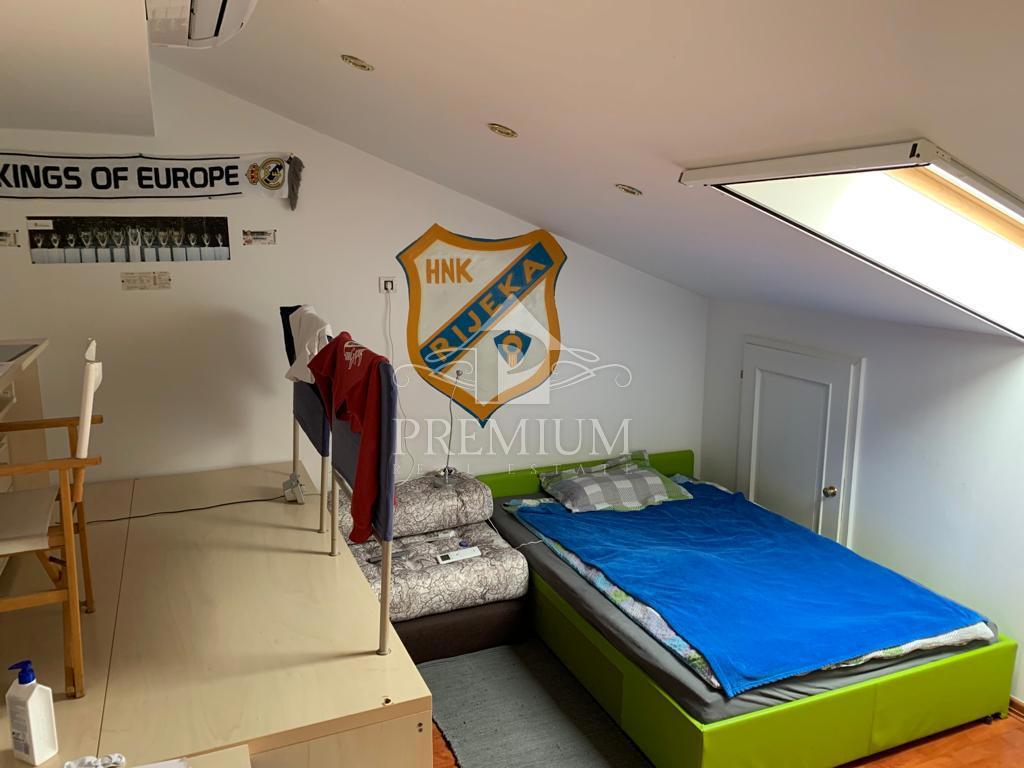EKSKLUZIVNO DVONETAŽNO STANOVANJE, 4 SP+BA, PARKIRIŠČE, RAZGLED