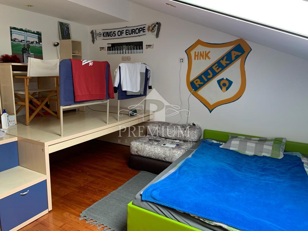 EKSKLUZIVNO DVONETAŽNO STANOVANJE, 4 SP+BA, PARKIRIŠČE, RAZGLED