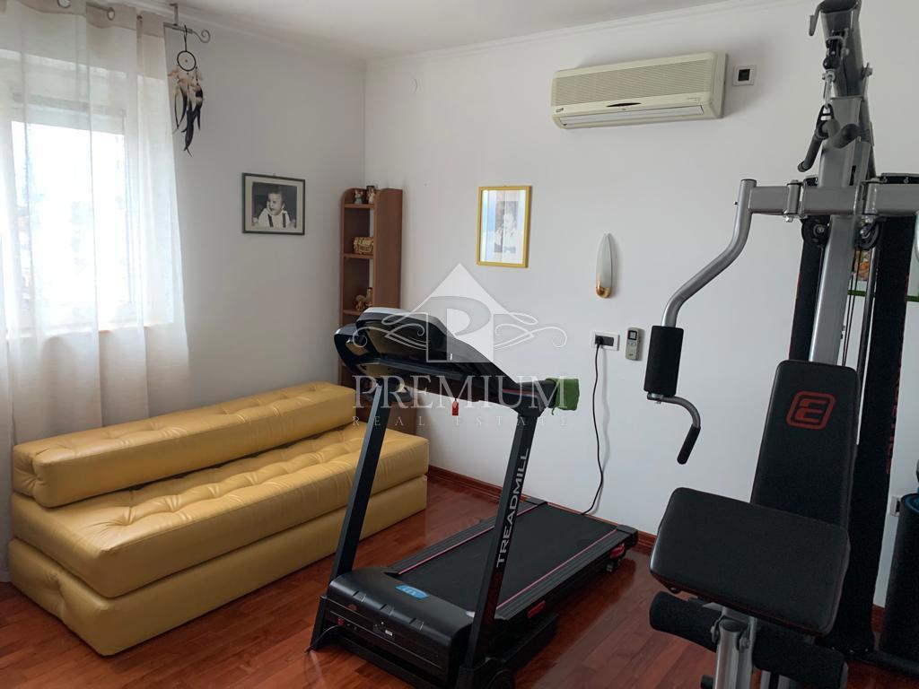 EKSKLUZIVNO DVONETAŽNO STANOVANJE, 4 SP+BA, PARKIRIŠČE, RAZGLED