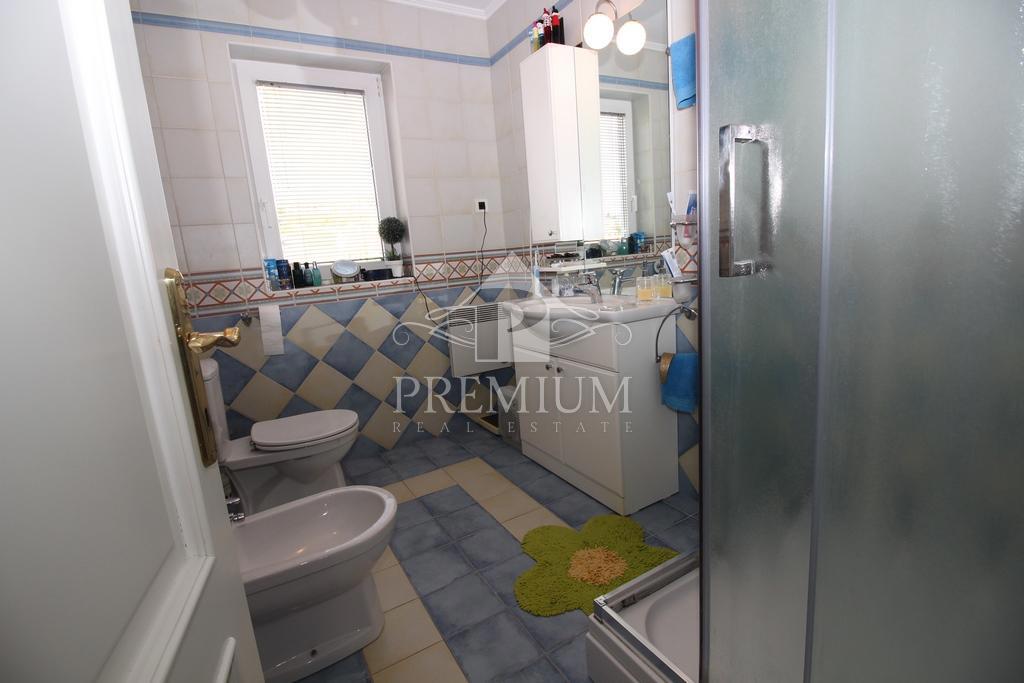 EKSKLUZIVNO DVONETAŽNO STANOVANJE, 4 SP+BA, PARKIRIŠČE, RAZGLED