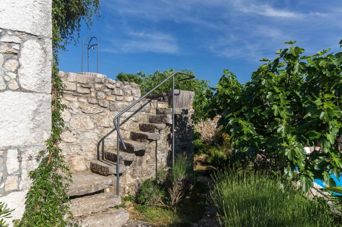 Stara kamnita hi&#353;a, prodaja, Mesto Krk, Hrvatska, 300 m2, 0 EUR