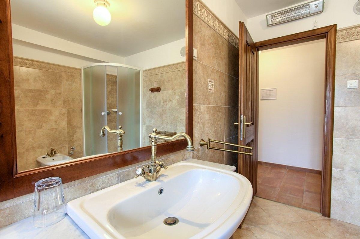 Stara kamnita hi&#353;a, prodaja, Dobrinj, Hrvatska, 4460 m2, 1.500.000,00 EUR
