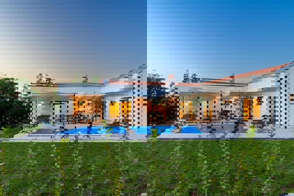 ROVINJ-PRODAMO PRITLIČNO PRITLIČNO HIŠO Z BAZENOM