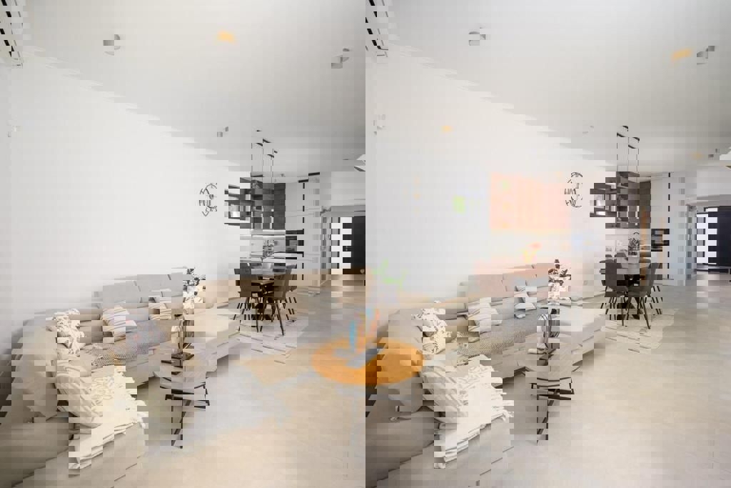 ROVINJ-PRODAMO PRITLIČNO PRITLIČNO HIŠO Z BAZENOM