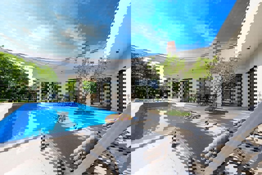 ROVINJ-PRODAMO PRITLIČNO PRITLIČNO HIŠO Z BAZENOM