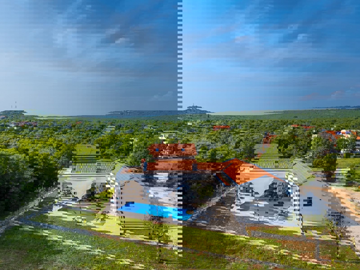 ROVINJ-PRODAMO PRITLIČNO PRITLIČNO HIŠO Z BAZENOM