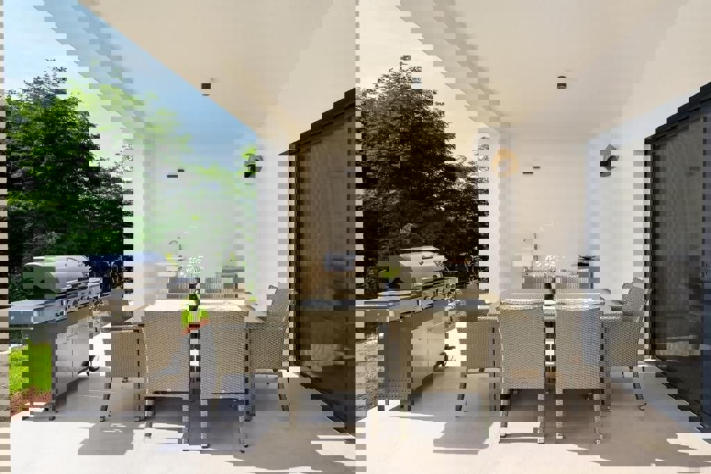 ROVINJ-PRODAMO PRITLIČNO PRITLIČNO HIŠO Z BAZENOM