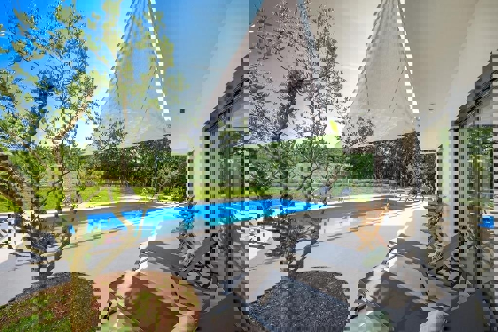 ROVINJ-PRODAMO PRITLIČNO PRITLIČNO HIŠO Z BAZENOM