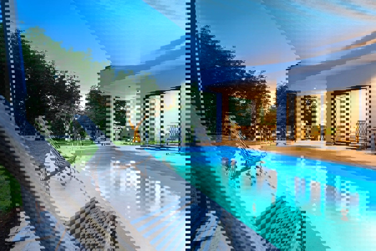 ROVINJ-PRODAMO PRITLIČNO PRITLIČNO HIŠO Z BAZENOM