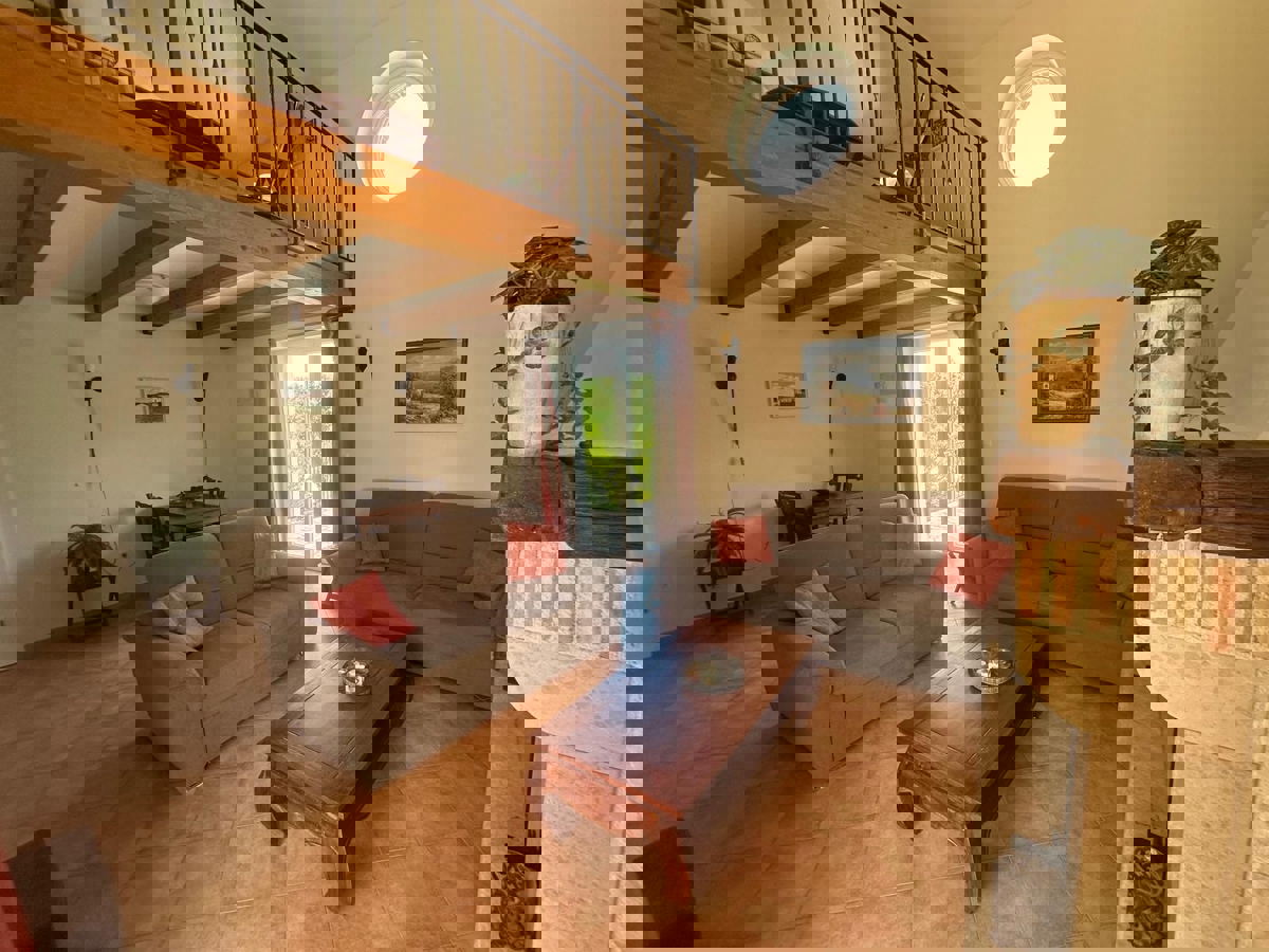 KAŠTELIR - HIŠA Z BAZENOM, OBDANO Z ZELENJAVO