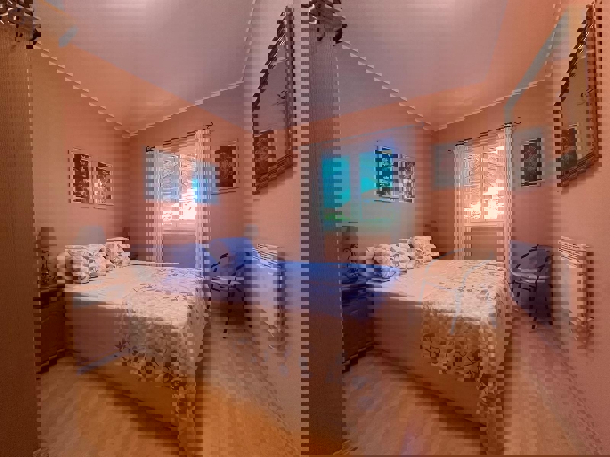 POREČ - DRUŽINSKA HIŠA NAPRODAJ