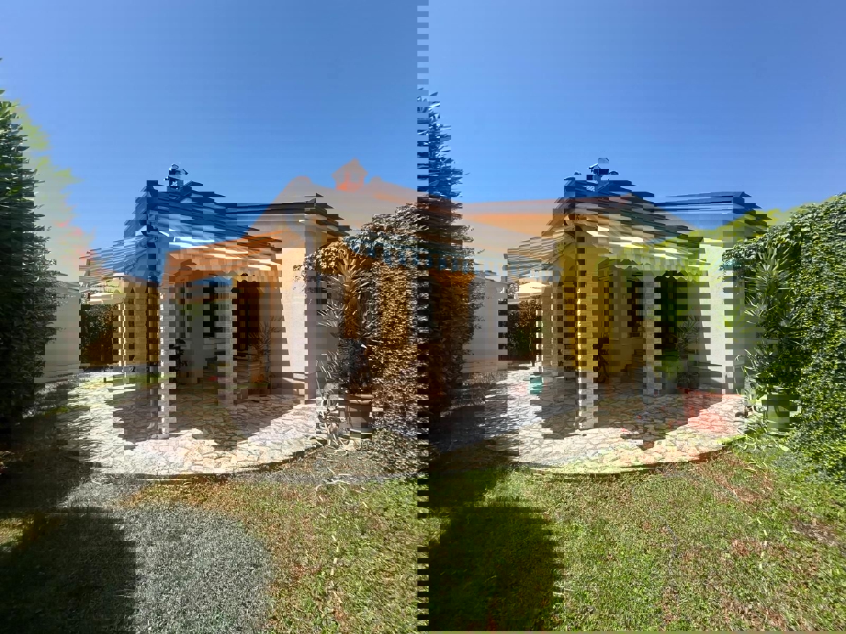 POREČ - DRUŽINSKA HIŠA NAPRODAJ