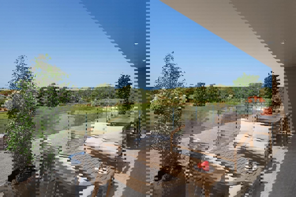 OKOLICA POREČA - PRODAJA DVOJNE HIŠE Z BAZENOM