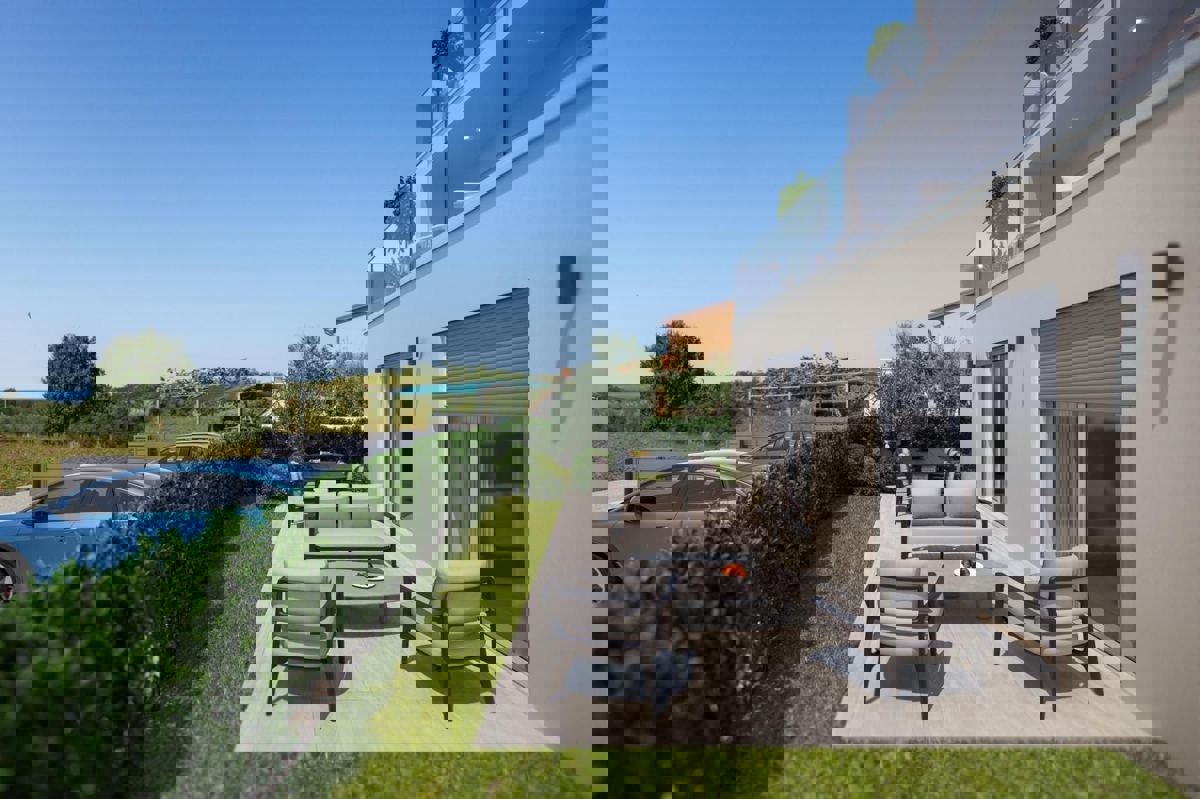 OKOLICA POREČA - PRODAJA DVOJNE HIŠE Z BAZENOM