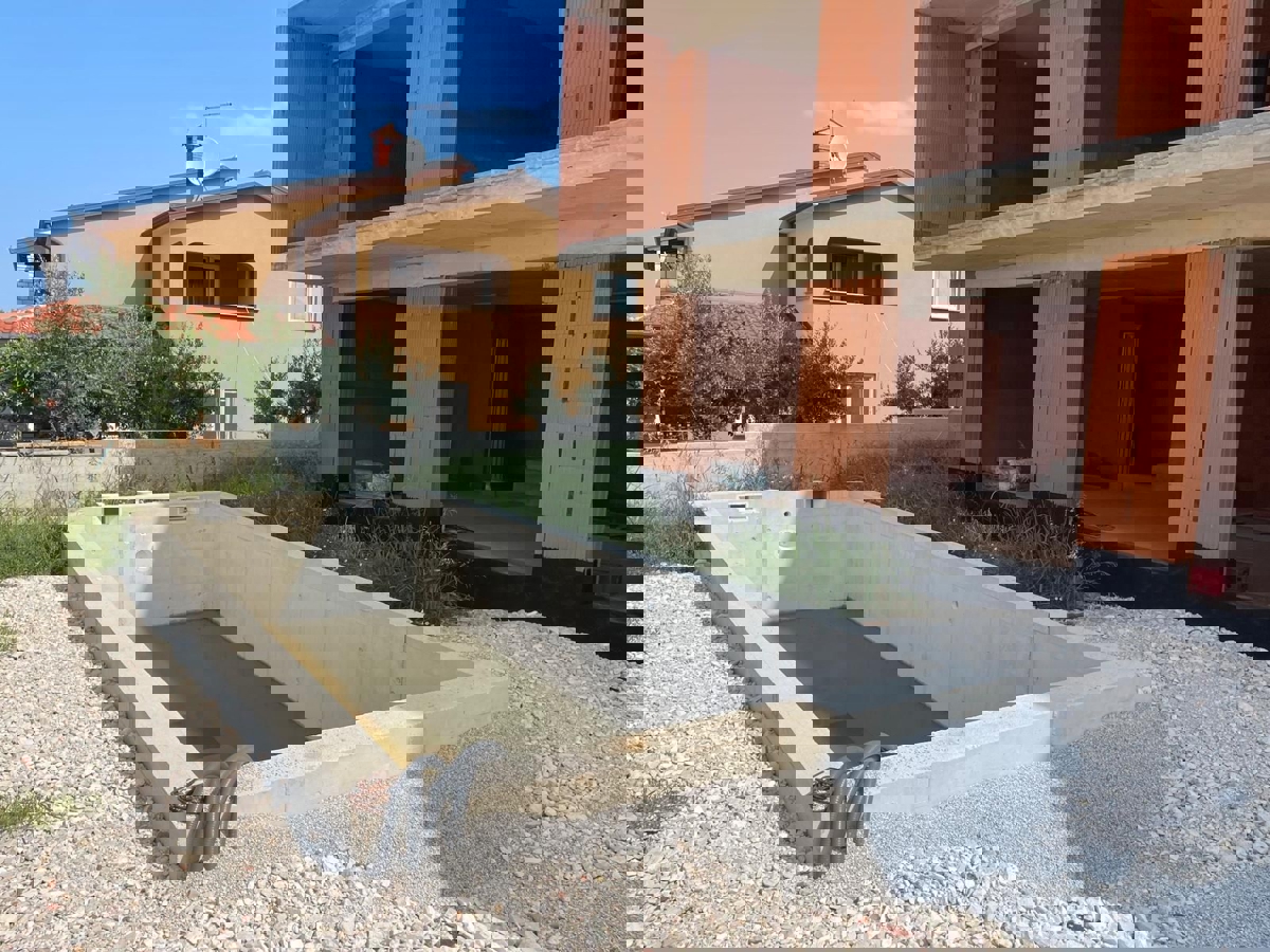 OKOLICA POREČA - PRODAJA DVOJNE HIŠE Z BAZENOM