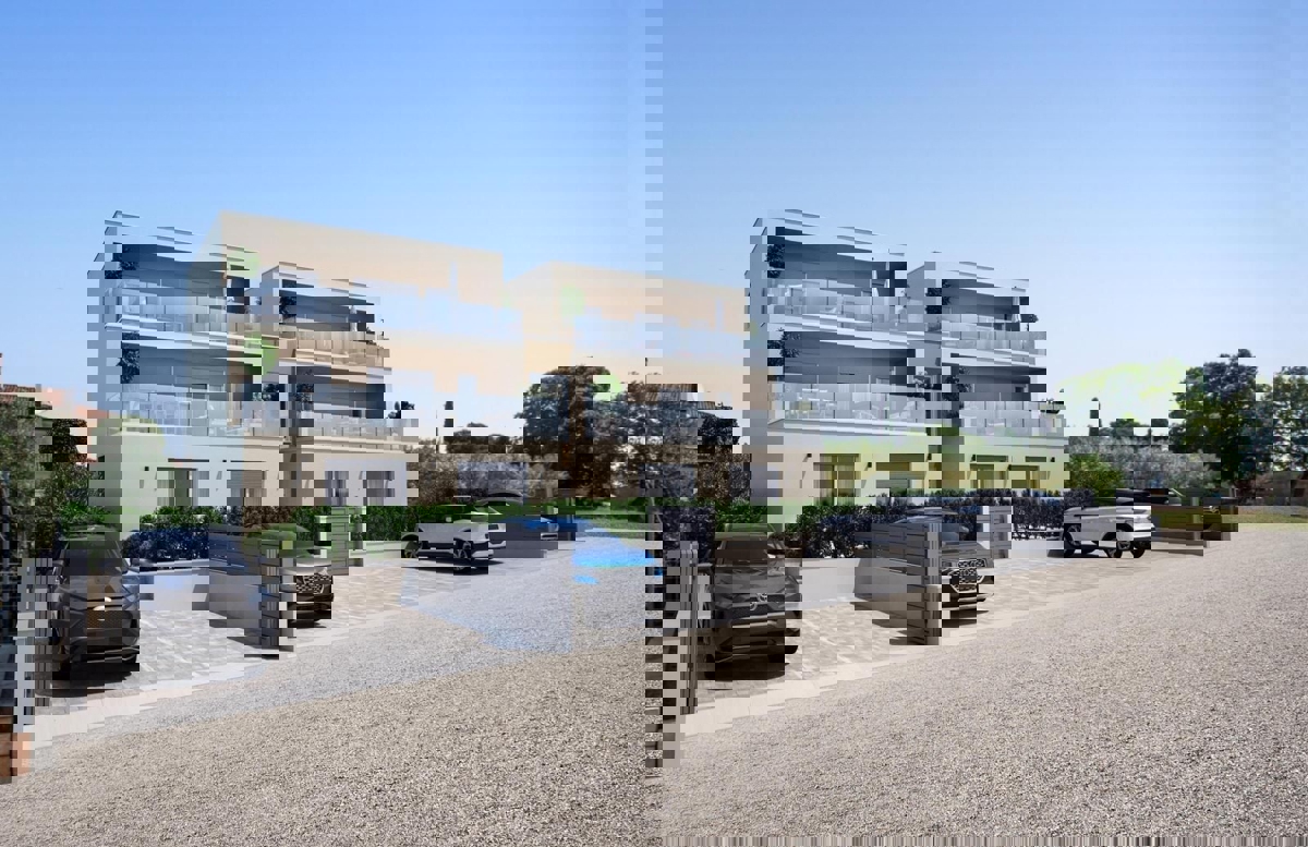 OKOLICA POREČA - PRODAJA DVOJNE HIŠE Z BAZENOM