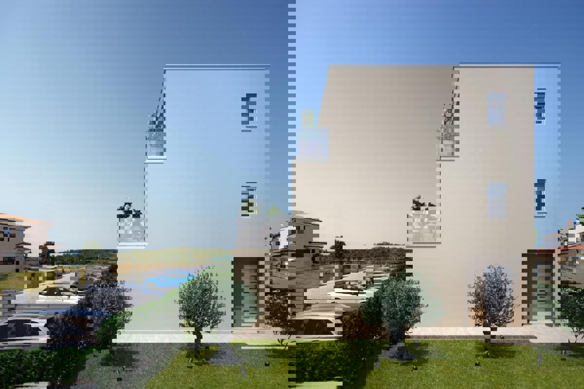 OKOLICA POREČA - PRODAJA DVOJNE HIŠE Z BAZENOM