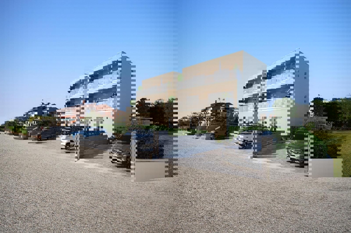 OKOLICA POREČA - PRODAJA DVOJNE HIŠE Z BAZENOM