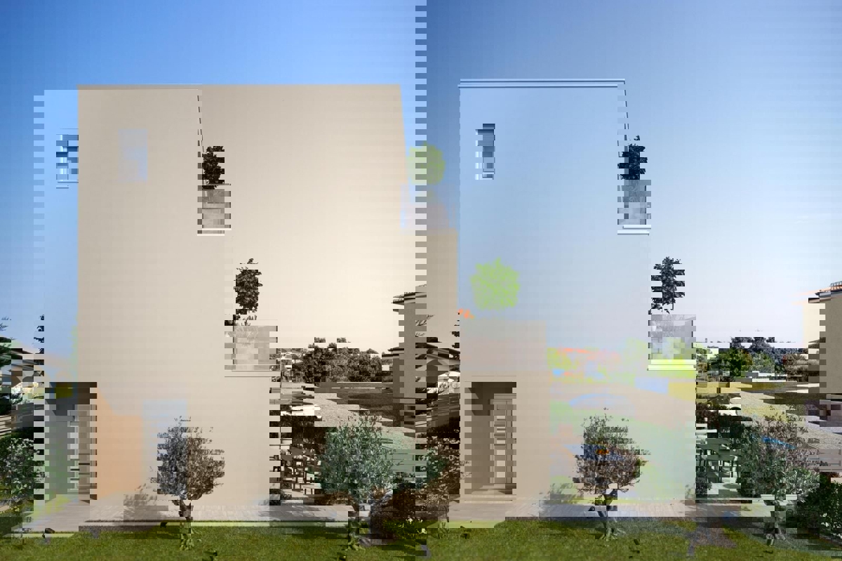 OKOLICA POREČA - PRODAJA DVOJNE HIŠE Z BAZENOM