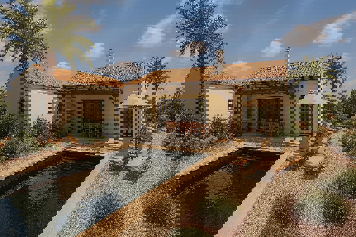 POREČ - PRITLIČNA HIŠA Z BAZENOM NAPRODAJ