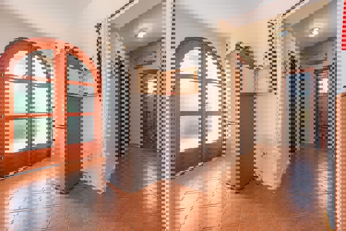 POREČ - PRITLIČNA HIŠA Z BAZENOM IN GARSOJO NAPRODAJ