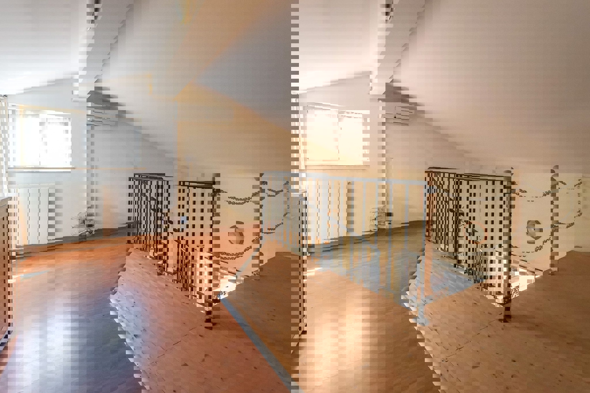 POREČ - PRITLIČNA HIŠA Z BAZENOM IN GARSOJO NAPRODAJ