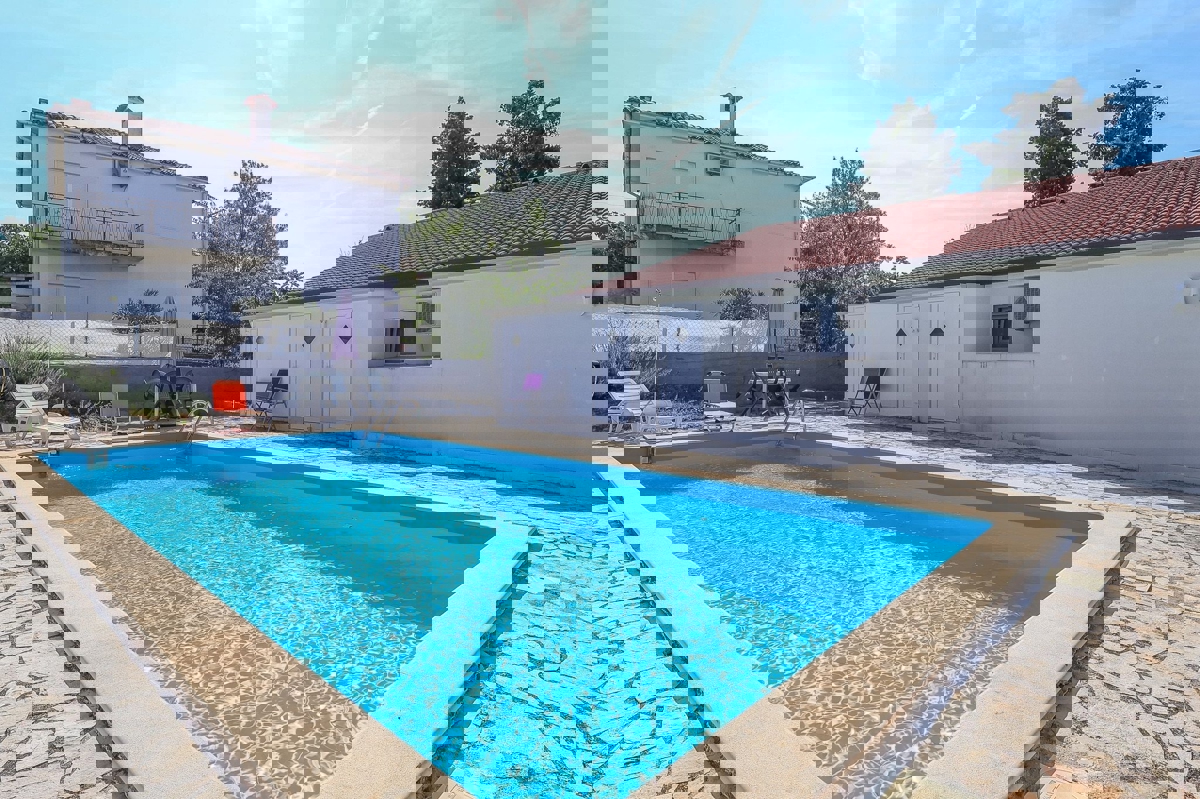 POREČ - PRITLIČNA HIŠA Z BAZENOM IN GARSOJO NAPRODAJ