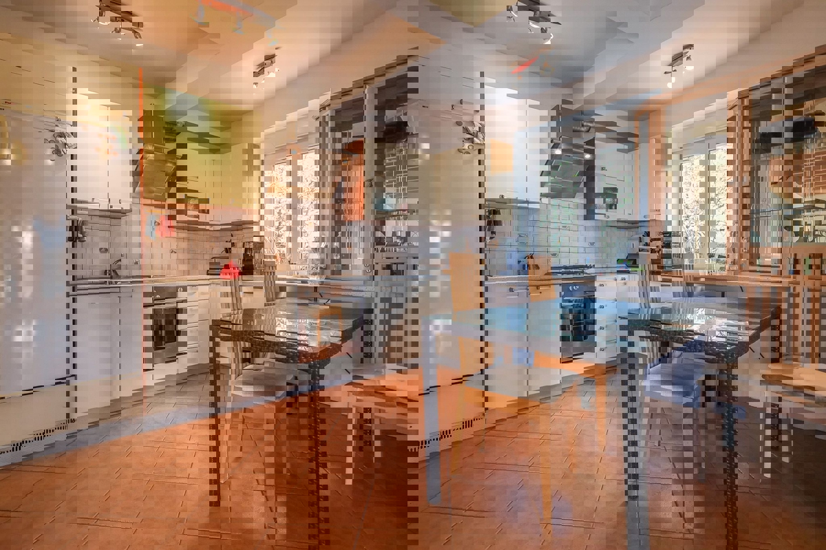 POREČ - PRITLIČNA HIŠA Z BAZENOM IN GARSOJO NAPRODAJ