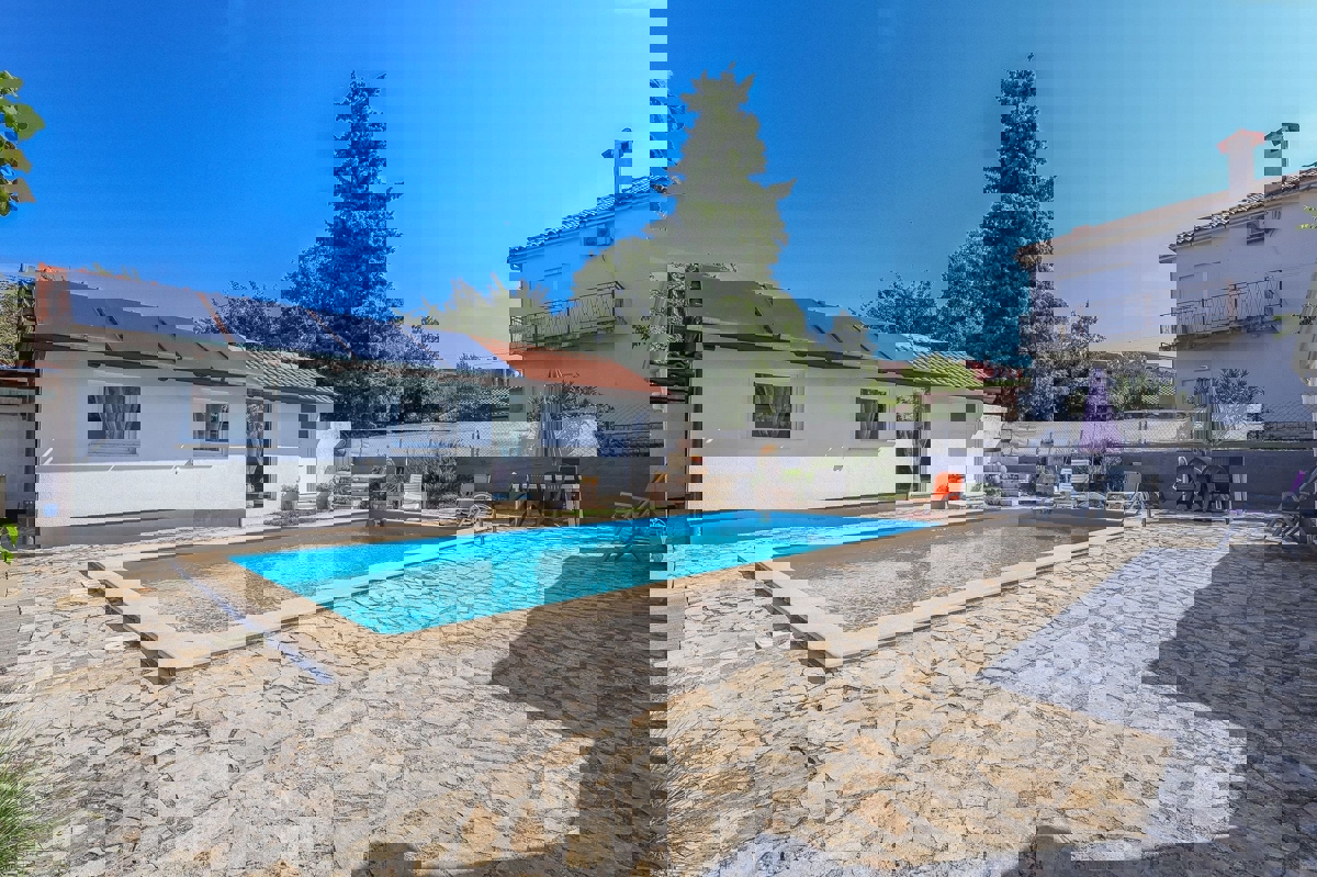 POREČ - PRITLIČNA HIŠA Z BAZENOM IN GARSOJO NAPRODAJ