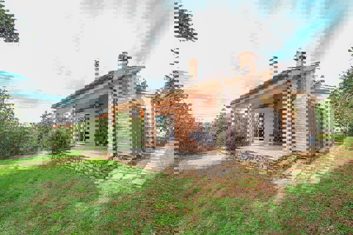 POREČ - PRITLIČNA HIŠA Z BAZENOM IN GARSOJO NAPRODAJ