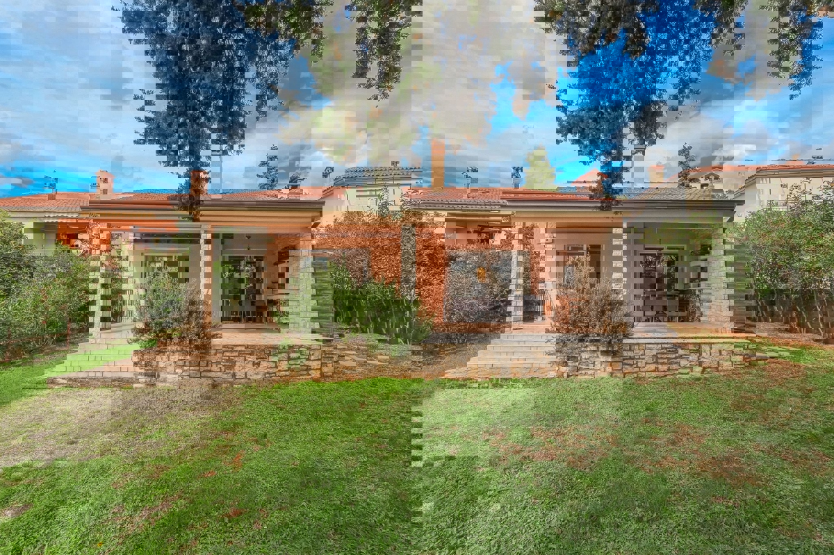 POREČ - PRITLIČNA HIŠA Z BAZENOM IN GARSOJO NAPRODAJ