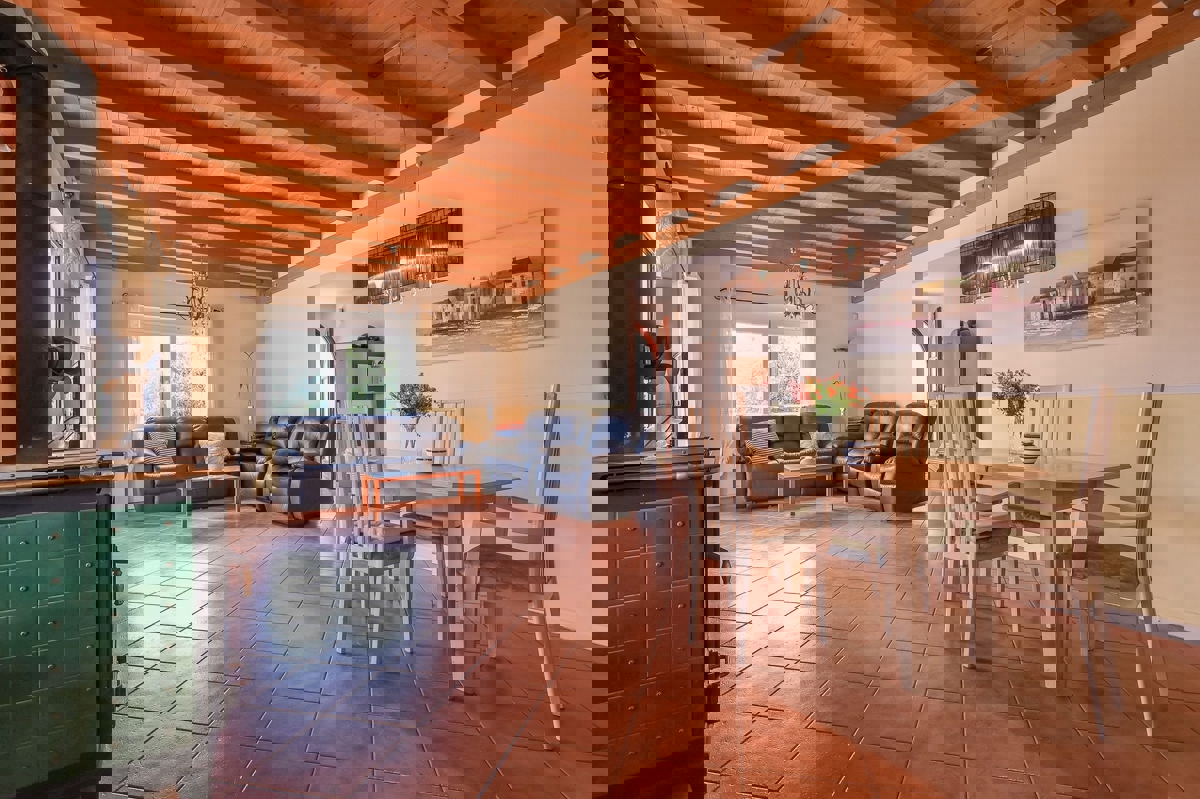 POREČ - PRITLIČNA HIŠA Z BAZENOM IN GARSOJO NAPRODAJ