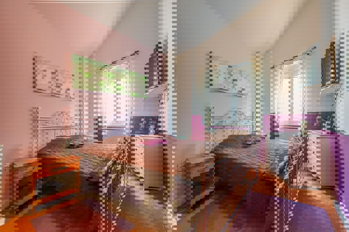 POREČ - PRITLIČNA HIŠA Z BAZENOM IN GARSOJO NAPRODAJ