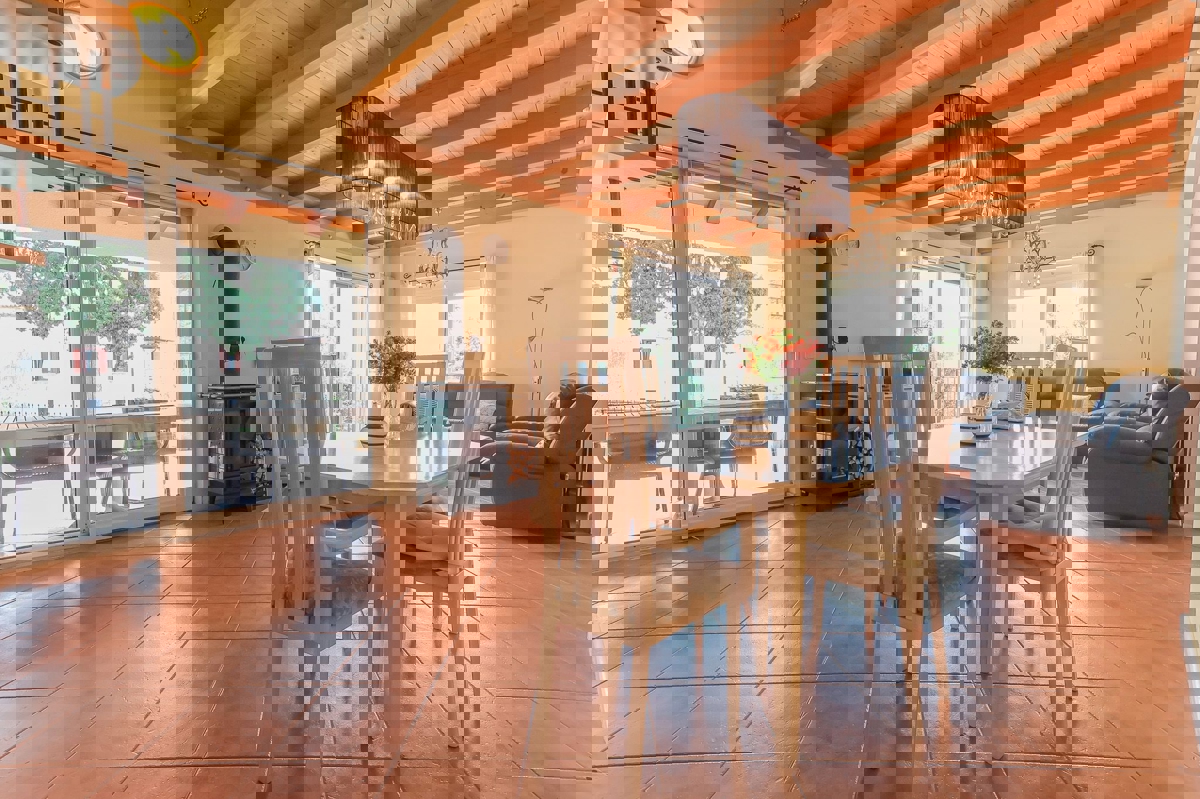 POREČ - PRITLIČNA HIŠA Z BAZENOM IN GARSOJO NAPRODAJ