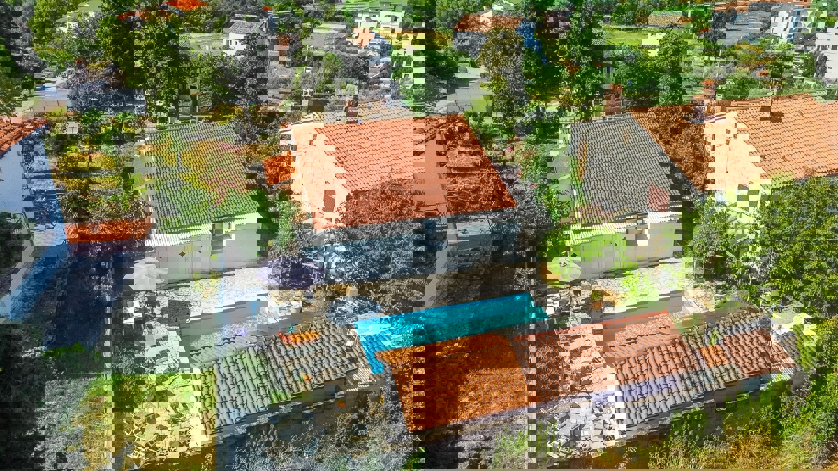 POREČ - PRITLIČNA HIŠA Z BAZENOM IN GARSOJO NAPRODAJ