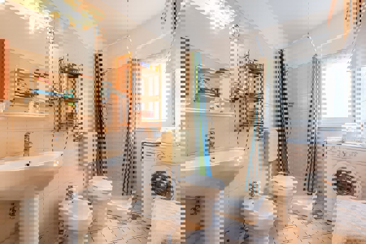 POREČ - PRITLIČNA HIŠA Z BAZENOM IN GARSOJO NAPRODAJ