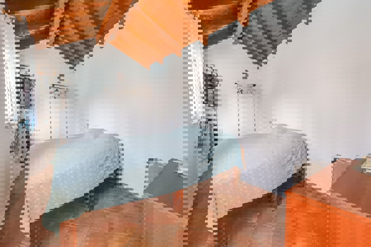 POREČ - PRITLIČNA HIŠA Z BAZENOM IN GARSOJO NAPRODAJ