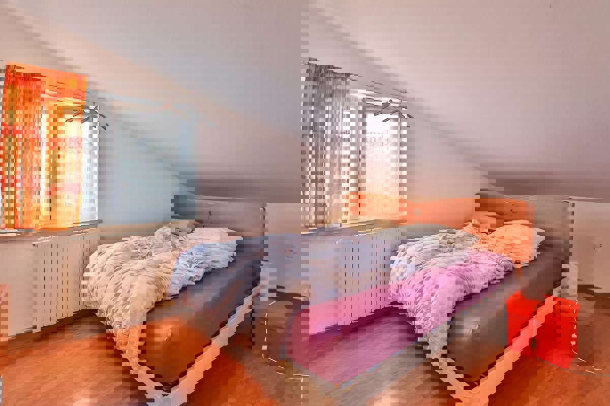 POREČ - PRITLIČNA HIŠA Z BAZENOM IN GARSOJO NAPRODAJ